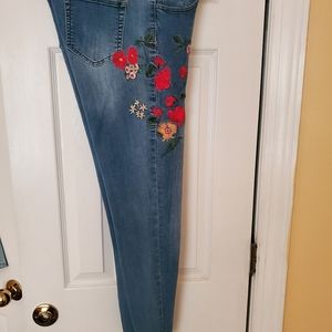 (CHECK OUT VIDEO) GORGEOUS FLORAL DESIGN DENIM CAPRI'S SIZE 12